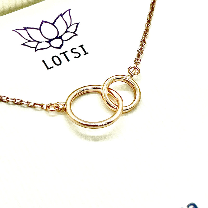 Strieborný náramok Karma