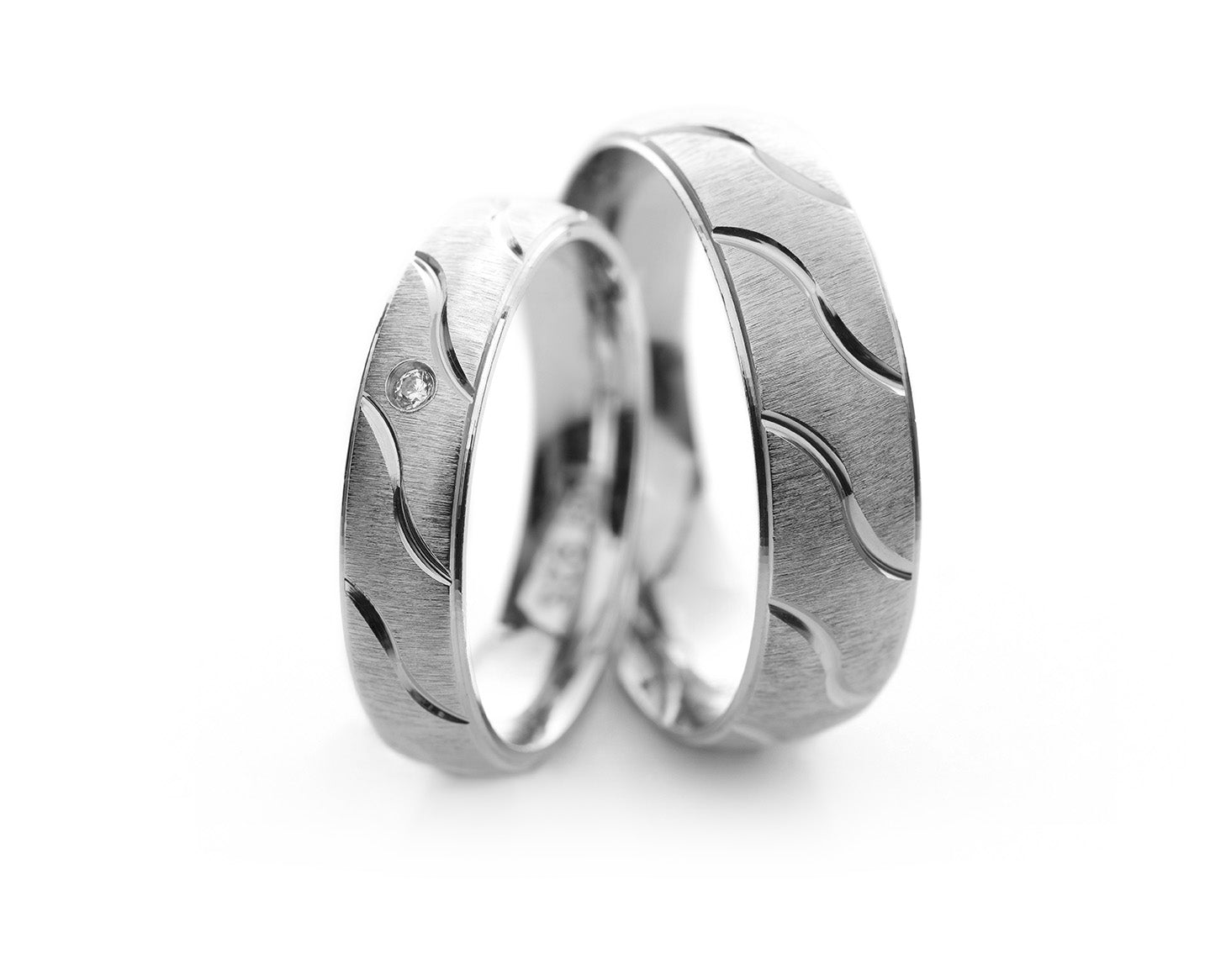 strieborne-obrucky-s-matovanym-povrchom-a-gravirom